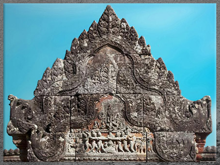 D’après le barattage de la mer de lait, fronton sculpté, temple Preah Vihear dédié à Shiva, XIe siècle, empire khmer, Cambodge. (Marsailly/Blogostelle)
