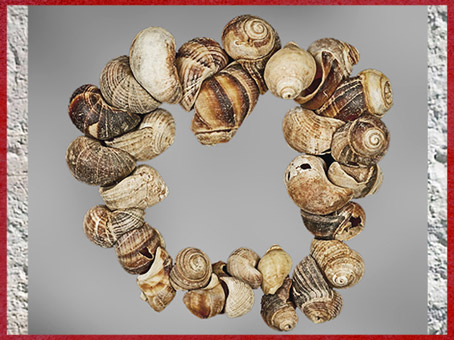 D'après une parure en coquillage, abri-sous-roche, Eyzies-de-Tayac, gravettien, paléolithique supérieur. (Marsailly/Blogostelle)