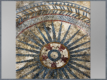 D'après des motifs rayonnants et boutons floraux, mosaïque, Uzès, antique Ucetia, Ier siècle avjc, Gard, Gaule Romaine. (Marsailly/Blogostelle)