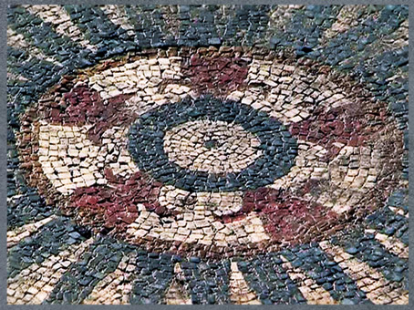 D'après des motifs rayonnants et boutons floraux, mosaïque, Uzès, antique Ucetia, Ier siècle avjc, Gard, Gaule Romaine. (Marsailly/Blogostelle)