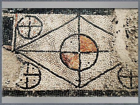 D’après les mosaïques d’Uzès, antique Ucetia, composition géométrique, Ier siècle avjc, Gard, Gaule Romaine. (Marsailly/Blogostelle)