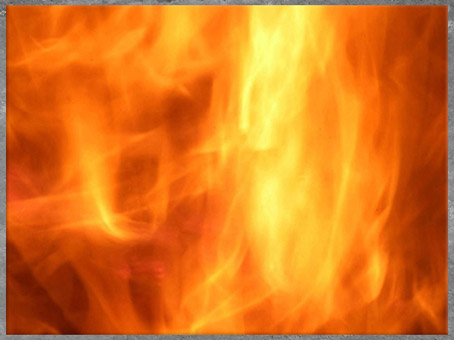 Le feu, thème mythique universel, se rattache à la foudre et au soleil venant du ciel. (Marsailly/Blogostelle) 