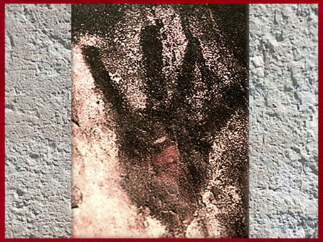 D'après une main en positif, sans pouce, pigment noir, Gargas, 29 000 – 22 000 avjc, Gravettien, Hautes-Pyrénées, France, paléolithique supérieur. (Marsailly/Blogostelle)