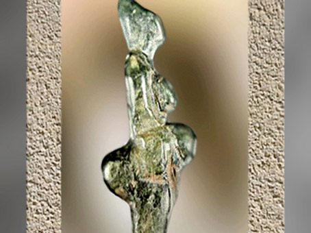 D'après la statuette dite Le Polichinelle, stéatite, 27 000 avjc, Gravettien, grottes de Grimaldi, Italie, paléolithique supérieur. (Marsailly/Blogostelle)