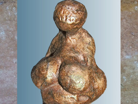 D’après une figurine dite La Vénus de Gagarino, ivoire, 26 000 - 20 000 avjc, gravettien, Ukraine, paléolithique supérieur. (Marsailly/Blogostelle)