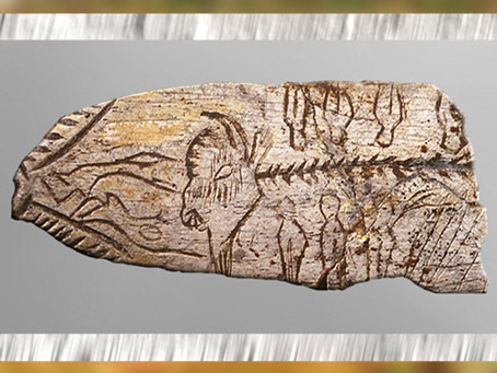 D'après une pendeloque, bison et silhouettes humaines, os gravé, 18 000 -10 000 avjc, Dordogne, magdalénien, France, paléolithique supérieur. (Marsailly/Blogostelle)