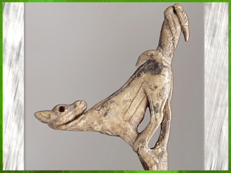 D'après un propulseur de sagaie, dit Faon à l'oiseau, bois de renne, Magdalénien, 18000-10000 avjc, France, paléolithique supérieur. (Marsailly/Blogostelle)