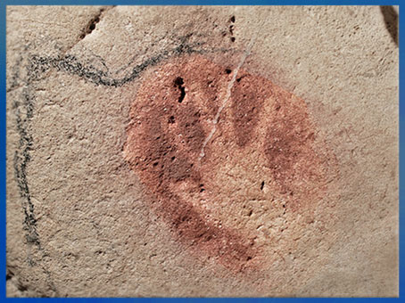 D’après une empreinte de main en négatif, grotte Chauvet- Pont d'Arc, Ardèche, 36 000 ans avjc, Aurignacien, France, paléolithique supérieur. (Marsailly/Blogostelle)