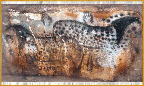 D'après des chevaux ponctués et des empreintes de mains, grotte du Pech Merle, vers 20 000 avjc, Gravettien, Lot, France, paléolithique supérieur. (Marsailly/Blogostelle)