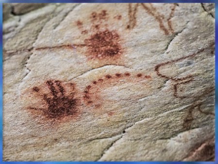 D'après des empreintes de mains et ponctuations, grotte Chauvet- Pont d'Arc, Ardèche, 36 000 ans avjc, Aurignacien, France, paléolithique supérieur. (Marsailly/Blogostelle)
