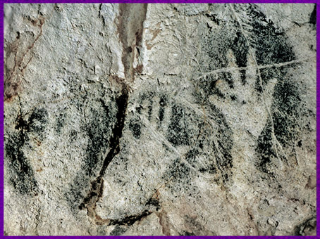 D’après des empreintes de mains en négatif, grotte sous-marine de Cosquer, 33 000 -19 000 avjc, parc national des Calanques, Marseille, France, paléolithique supérieur. (Marsailly/Blogostelle)