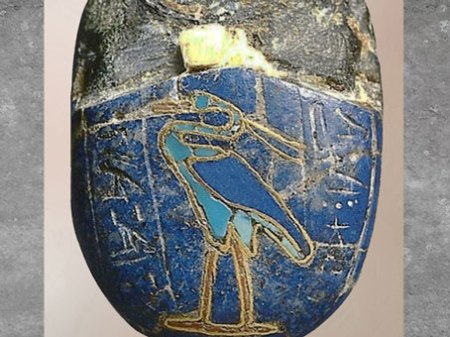 D’après un oiseau Benou, phénix égyptien, œuf scarabée du cœur, pâte de verre lapis lazuli et or, Nouvel empire, Egypte ancienne. (Marsailly/Blogostelle) 