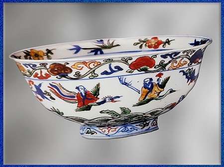 D’après Xiao Li volant sur un phénix et Wang Ziqiao sur une grue, deux figures d’immortels dans le taoïsme, porcelaine bleue sous couverte et émaux, bol, règne de l’empereur Wanli, 1573-1620, dynastie Ming, Chine ancienne. (Marsailly/Blogostelle)