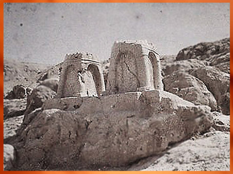 D'après des autels du feu, culte d'Ahura Mazda, vestiges du Kuh-e Hussein, Nach-i-Roustem, province du Fars, empire Perse, Iran antique. (Marsailly/Blogostelle)