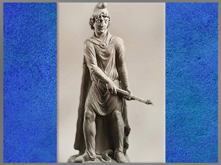 D’après Cautopatès, porteur de torche, Soleil Couchant, culte de Mithra, mithraeum de Sidon, marbre, IVe siècle, Phénicie, Liban, époque Romaine. (Marsailly/Blogostelle)