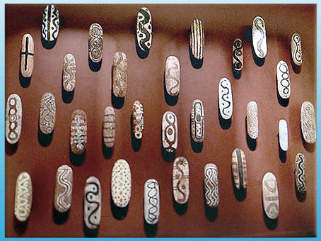 D'après des galets aborigènes, décors peints, objets sacrés, Australie. (Marsailly/Blogostelle) 