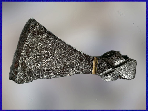 D’après une hache d’apparat Viking, fer incrusté d'or et d'argent, Mammen, Jutland, Xe siècle, Danemark. (Marsailly/Blogostelle)