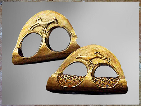 D’après des haches de cérémonie, or, objets cultuels, 2000-1600 avjc, temple aux Obélisques, Byblos, âge du Bronze, art phénicien, Liban, Orient ancien. (Marsailly/Blogostelle) 