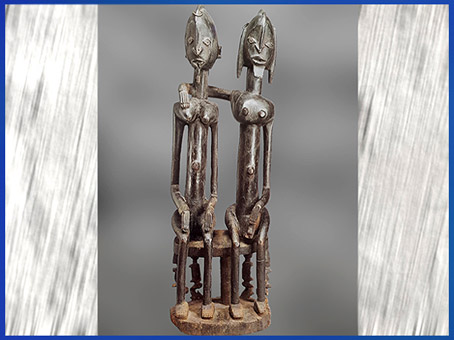 D’après une évocation du couple ancestral, groupe sculpté, bois et métal, culture Dogon, Mali, art africain. (Marsailly/Blogostelle)