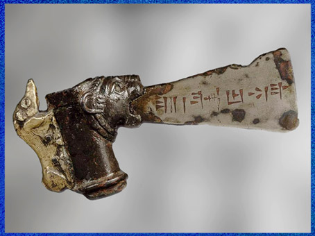 D’après une hache de cérémonie, tête de lion et sanglier, au nom du roi Untash-Napirisha, 1345-1305 avjc, dynastie d'Igi-halkid, argent et électrum, temple de Kiririsha, Tchoga Zanbil, royaume élamite, Iran ancien. (Marsailly/Blogostelle)