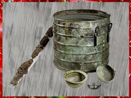 D’après de la vaisselle métallique, ciste pour le vin, dépôt funéraire, tôle de bronze, Magny-Lambert, tumulus, Côte-d’Or, VIIe siècle avjc, période de Hallstatt, France, premier âge du Fer. (Marsailly/Blogostelle)