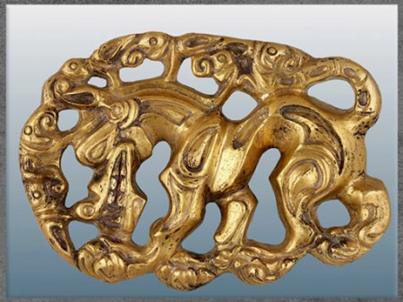 D'après l'emblème du loup, boucle de ceinture, bronze fondu à la cire perdue et dorure, entre 299 et 100 avjc, IIIe-IIe siècle avjc, Mongolie. (Marsailly/Blogostelle)