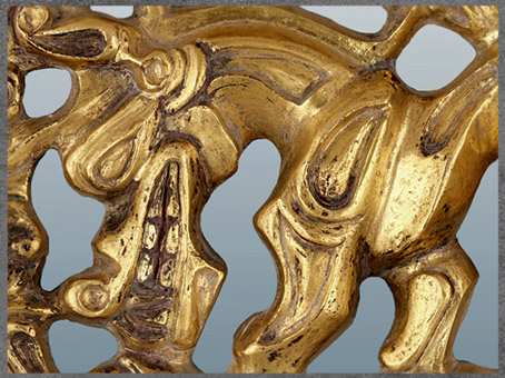 D'après l'emblème du loup, détail, boucle de ceinture, bronze fondu à la cire perdue et dorure, entre 299 et 100 avjc, IIIe-IIe siècle avjc, Mongolie. (Marsailly/Blogostelle)