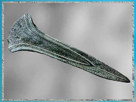 D'après une épée d'apparat, sans poignée, lame en bronze, 1300-1500 avjc, Plougrescant, Bretagne, France, âge du Bronze. (Marsailly/Blogostelle) 