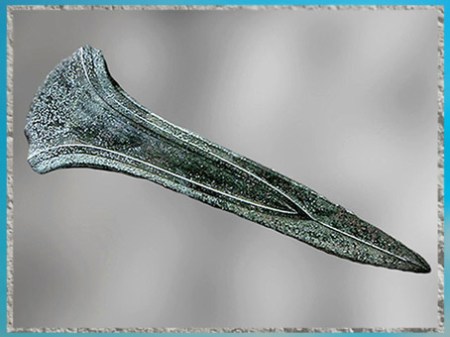 D'après une épée d'apparat, sans poignée, lame en bronze, 1300-1500 avjc, Plougrescant, Bretagne, France, âge du Bronze. (Marsailly/Blogostelle) 