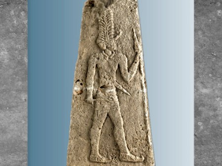 D’après un dieu guerrier de l’Orage coiffé d'une haute plume, possible Ningirsu, relief calcaire, milieu IIe millénaire avjc, Mésopotamie, Orient ancien. (Marsailly/Blogostelle)