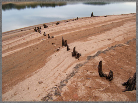 Du paléolithique au mésolithique, des groupes humains s’installent au bord de la mer, des lacs et des rivières. (Marsailly/Blogostelle)