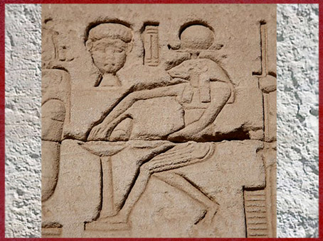 D’après Khnoum, dieu potier, façonnant les êtres vivants sur son tour de potier, temple d'Hathor, Pépi Ier- époque Ptolémaïque, Dendérah, Égypte ancienne.  (Marsailly/Blogostelle)