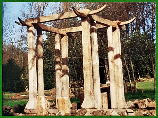 D'après un sanctuaire surmonté de cornes de taureau, vers 1250 avjc, reconstitution, Bargeroosterveld, Drenthe, Pays-Bas, âge du Bronze. (Marsailly/Blogostelle)