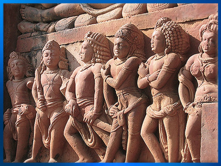 D’après les cinq Pandava et Draupadî leur épouse, Mahâbhârata, temple de Vishnu Dashavatara, panneau de Draupadî, style Gupta, début VIe siècle, Deogarh, Uttar Pradesh, Inde ancienne. (Marsailly/Blogostelle)