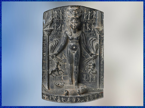 D’après Horus Enfant sur des crocodiles saisissant serpents, scorpions, lion et oryx, sous la protection de Bès, cippe d'Horus, Époque Ptolémaïque, Égypte Ancienne. (Marsailly/Blogostelle)