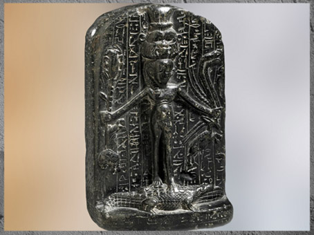 D’après Horus Harpocrate saisissant serpents, scorpion, lion et antilope, sous la protection de Bès, cippe d'Horus, Époque Ptolémaïque, Égypte Ancienne. (Marsailly/Blogostelle) 