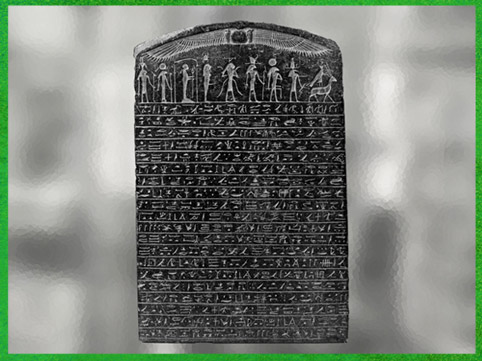 D’après des hiéroglyphes magiques, verso cippe d'Horus tenant des animaux venimeux et sauvages, Époque Ptolémaïque, Égypte Ancienne. (Marsailly/Blogostelle)