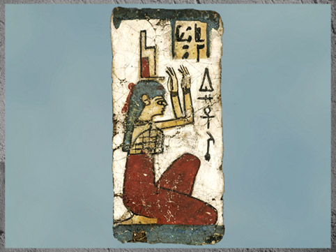 D’après la déesse Isis et sa coiffe-trône, fragment de sarcophage, Basse Époque - Époque ptolémaïque, Égypte Ancienne. (Marsailly/Blogostelle)