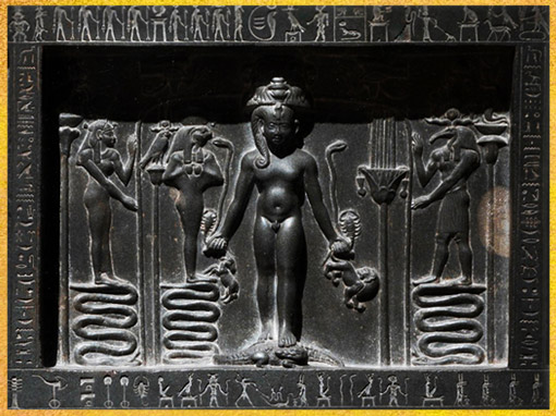 D’après Horus Enfant, Isis, Horus Faucon et Thot, stèle de Metternich, Basse Époque, Égypte Ancienne. (Marsailly/Blogostelle)