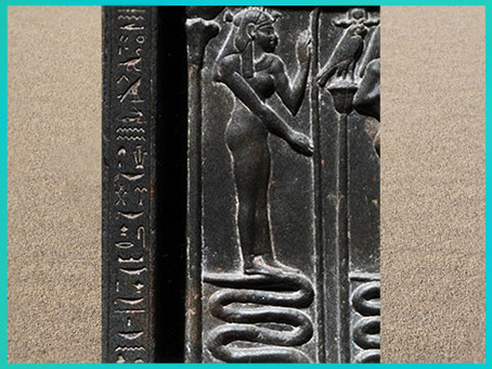 D’après la déesse Isis, stèle de Metternich, détail, greywacke, Basse Époque, Héliopolis, Égypte Ancienne. (Marsailly/Blogostelle)