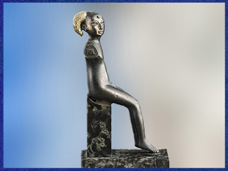 D'après Harpocrate et sa mèche de l'enfance, figurine, bronze et or, Troisième période intermédiaire, Égypte Ancienne. (Marsailly/Blogostelle)