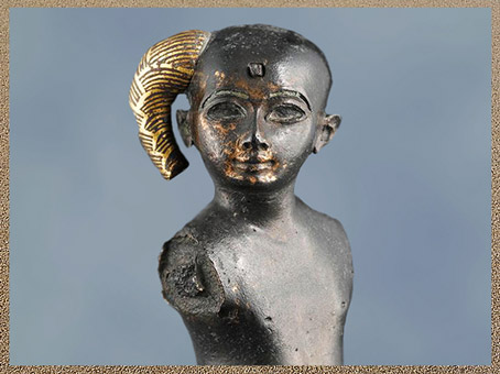 D’après Horus Enfant Harpocrate et sa mèche de l'enfance, bronze et or, Troisième période intermédiaire, Égypte Ancienne. (Marsailly/Blogostelle)