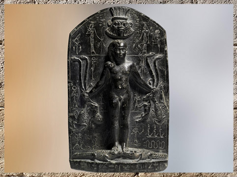 D’après le dieu Bès protégeant Horus Enfant tenant serpents et scorpions, Basse Époque, Égypte Ancienne. (Marsailly/Blogostelle)