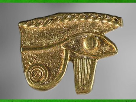 D’après L’Œil oudjat d'Horus, amulette, or, époque Ptolémaïque, Thônis-Héracléion, Alexandrie, Égypte Ancienne. (Marsailly/Blogostelle) 