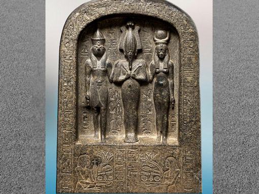 D’après Horus, Osiris et la déesse Isis, stèle de Dédia, dédicaces à la triade d'Abydos, Nouvel Empire, Égypte Ancienne. (Marsailly/Blogostelle)