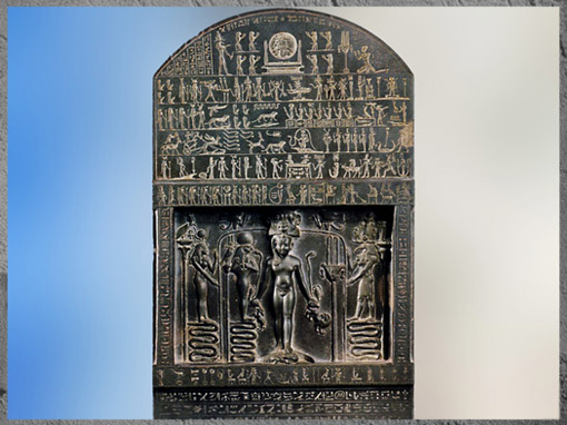 D’après Horus Enfant Harpocrate, en haut Soleil Levant Khepri et dieu Thôt, stèle de Metternich, Basse Époque, Héliopolis, Égypte Ancienne. (Marsailly/Blogostelle) 