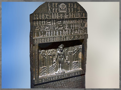 D’après Horus Enfant Harpocrate, haut relief, stèle de Metternich, Basse Époque, Héliopolis, Égypte Ancienne. (Marsailly/Blogostelle)