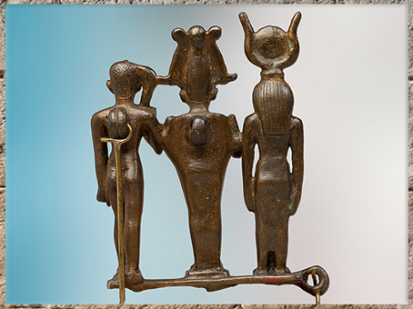 D'après la triade Osiris, Isis et Horus Enfant, revers, métal cuivreux, 664-30 avjc, Basse-Époque - Époque-Ptolémaïque, Égypte Ancienne. (Marsailly/Blogostelle)