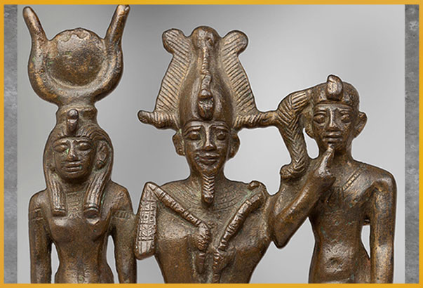 D'après la triade Osiris, Isis et Horus-Enfant un doigts sur la bouche, métal cuivreux, 664-30 avjc, Basse-Époque - Époque-Ptolémaïque, Égypte Ancienne. (Marsailly/Blogostelle)