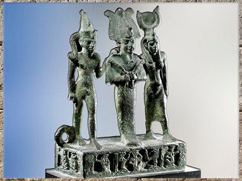 D’après une triade Osiris, Isis et Horus Enfant, groupe en bronze, 664-30 avjc, Basse-Époque - Époque-Ptolémaïque, Égypte Ancienne. (Marsailly/Blogostelle)